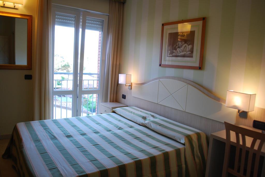 Re Versiliana Hotel Marina di Pietrasanta Bilik gambar